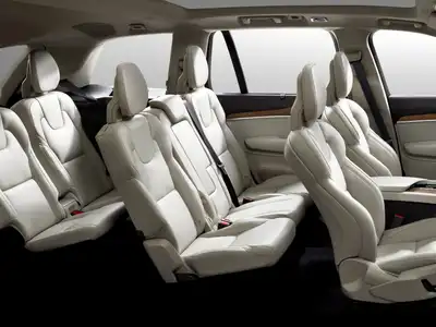 2022 Volvo XC90 B5 Momentum AWD - Image 5