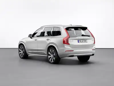 2022 Volvo XC90 B5 Momentum AWD - Image 2