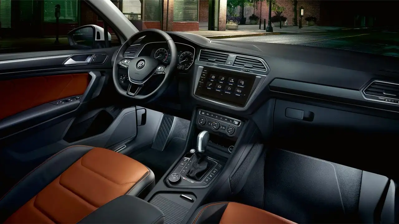 2020 Volkswagen Tiguan 2.0L TSI Sport - view 4