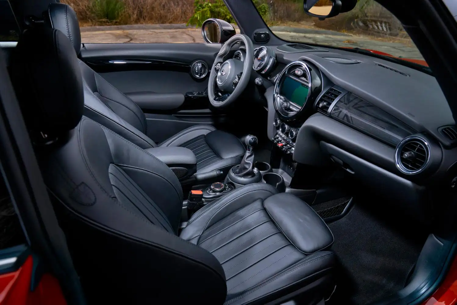 2022 MINI 3 Door Hatch Cooper - view 4