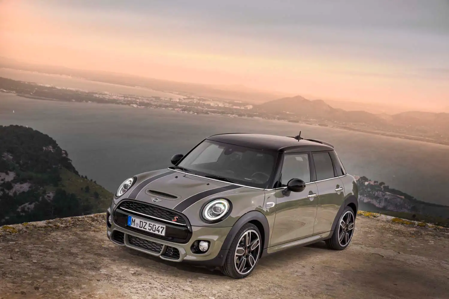 2022 MINI 5 Door Hatch Cooper S - view 2