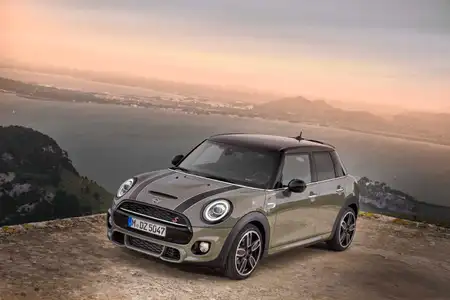 2022 MINI 5 Door Hatch Cooper S - Image 2