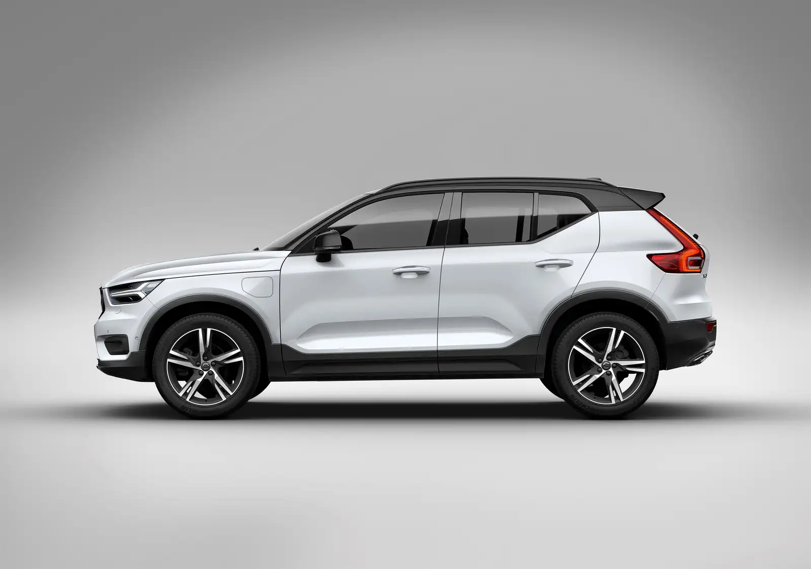 2022 Volvo XC40 T4 R Design - view 3
