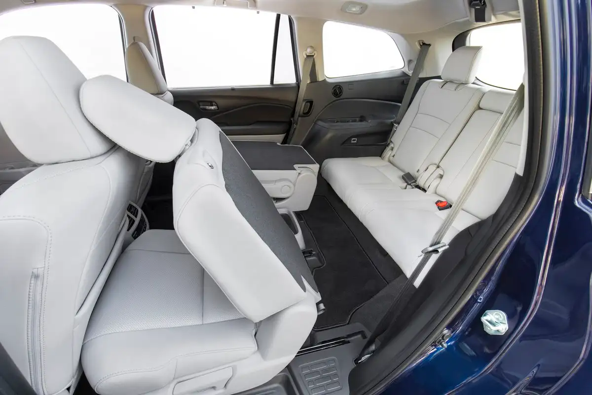 2020 Honda Pilot Touring 4WD - view 5