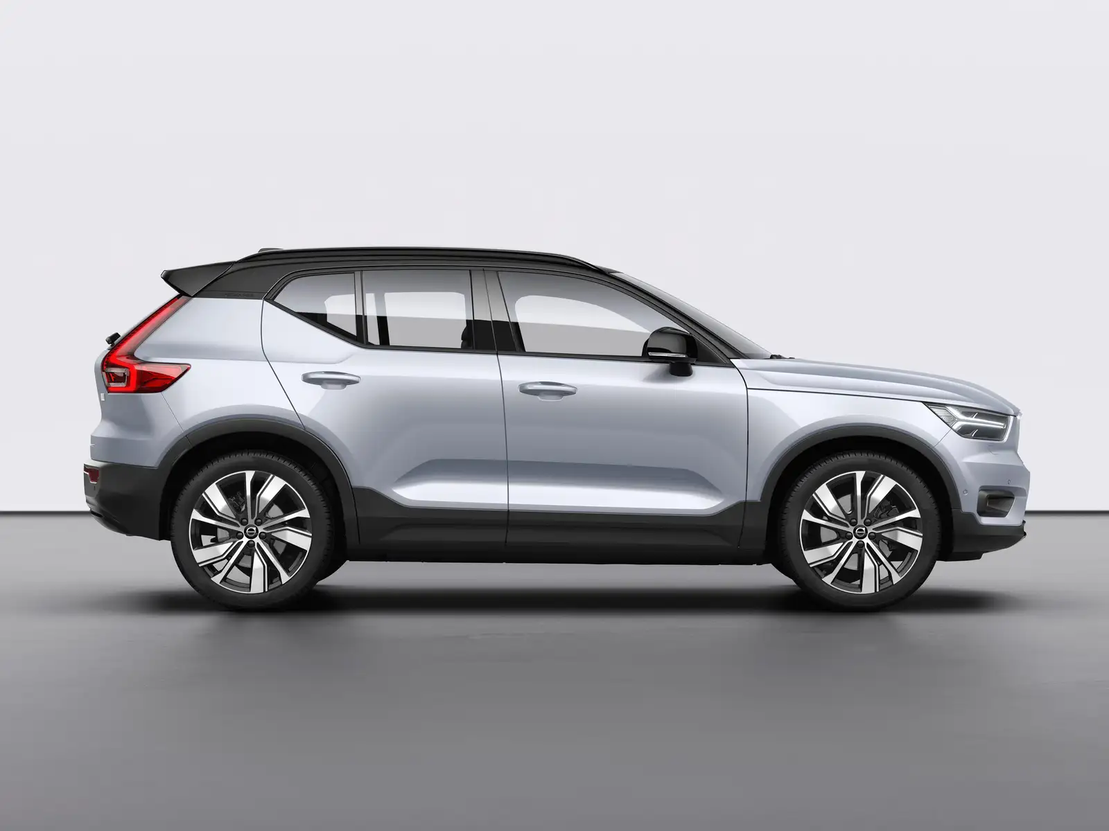 2022 Volvo XC40 Recharge P8 AWD - view 3