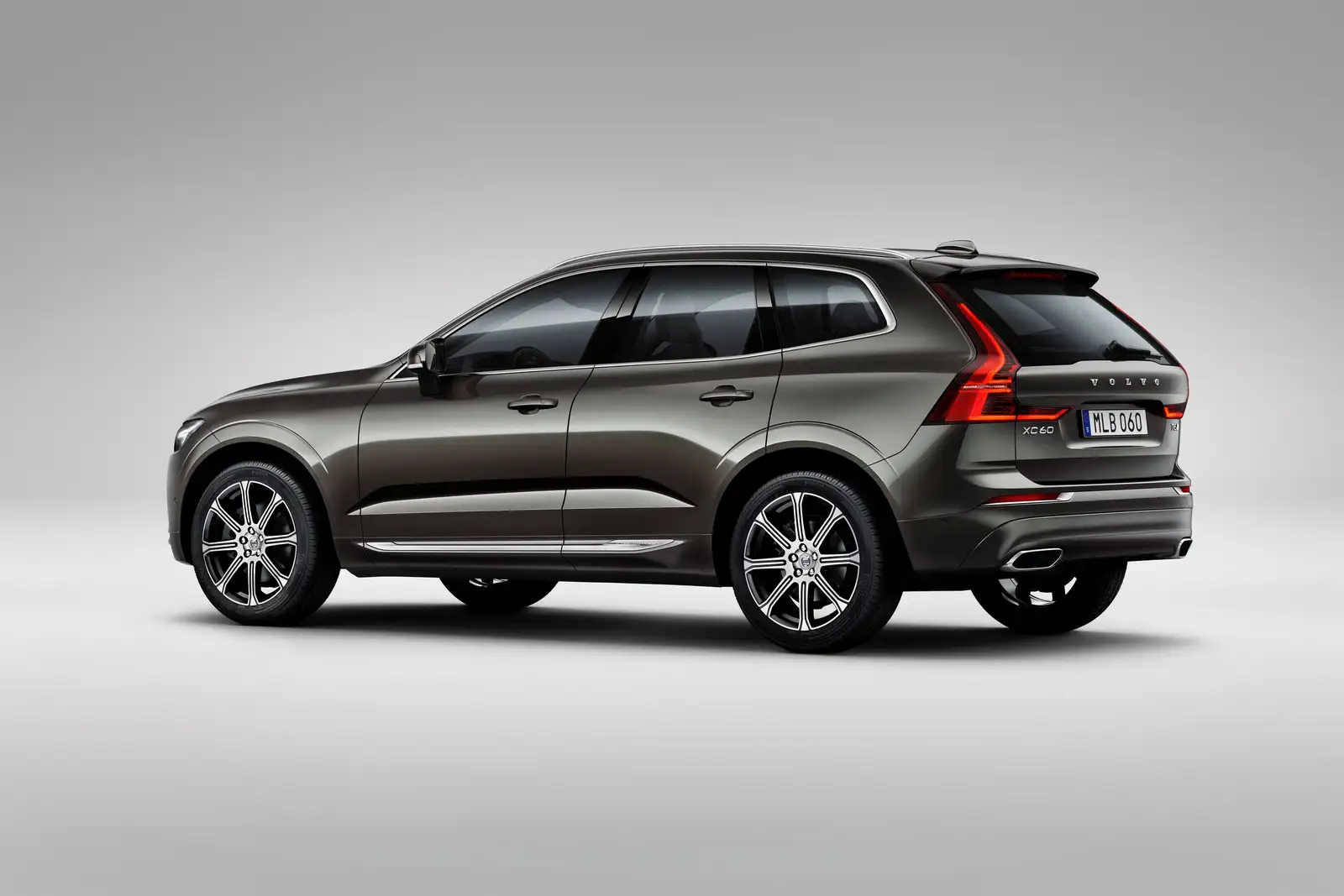 2021 Volvo XC60 T5 Momentum - view 2