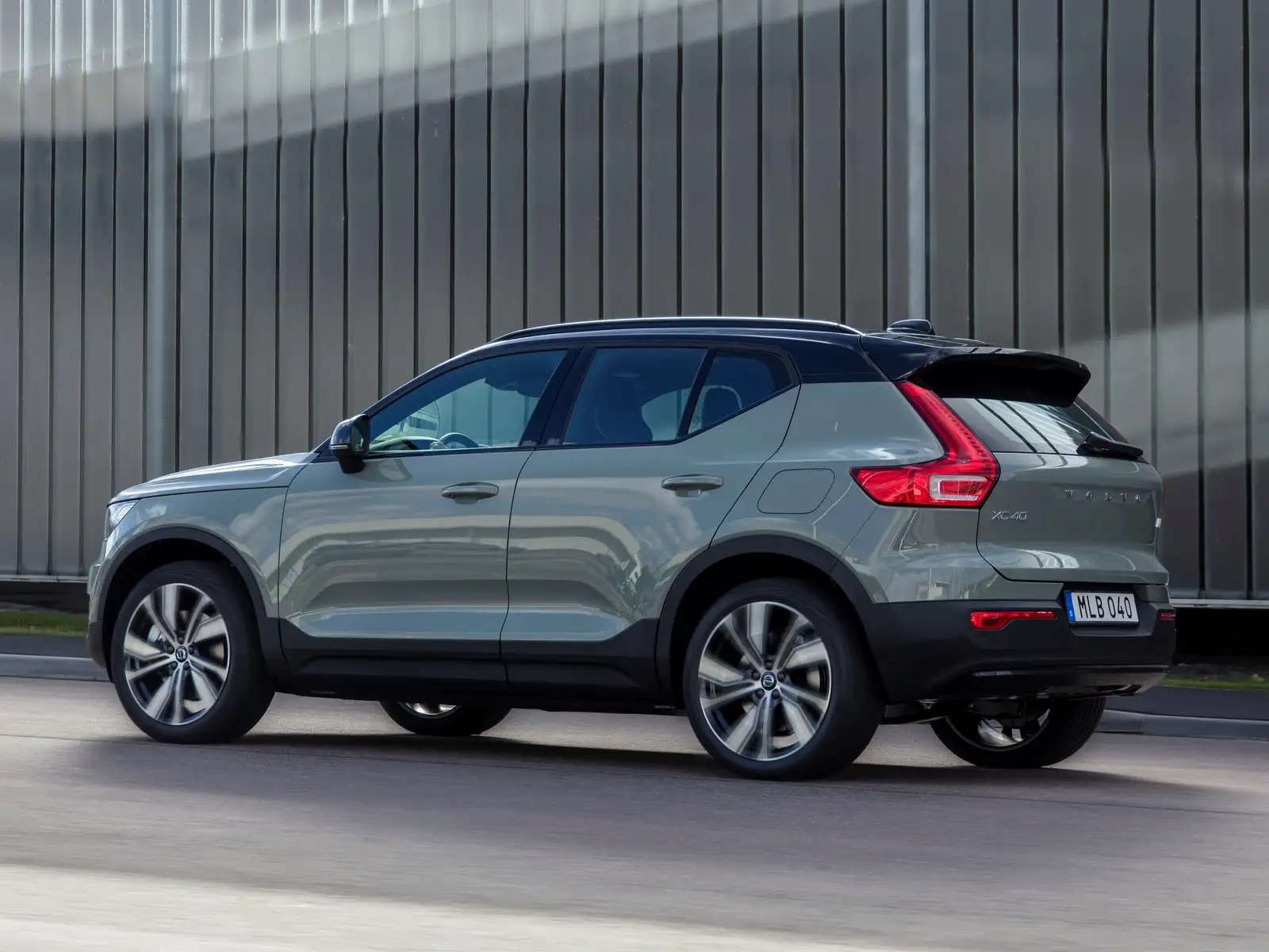 2022 Volvo XC40 Recharge P8 AWD - view 2