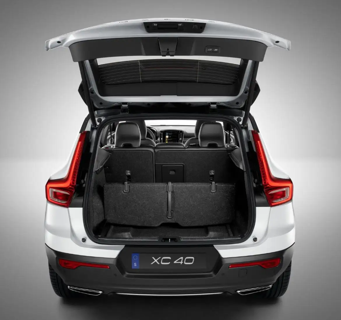 2022 Volvo XC40 T4 R Design - view 6
