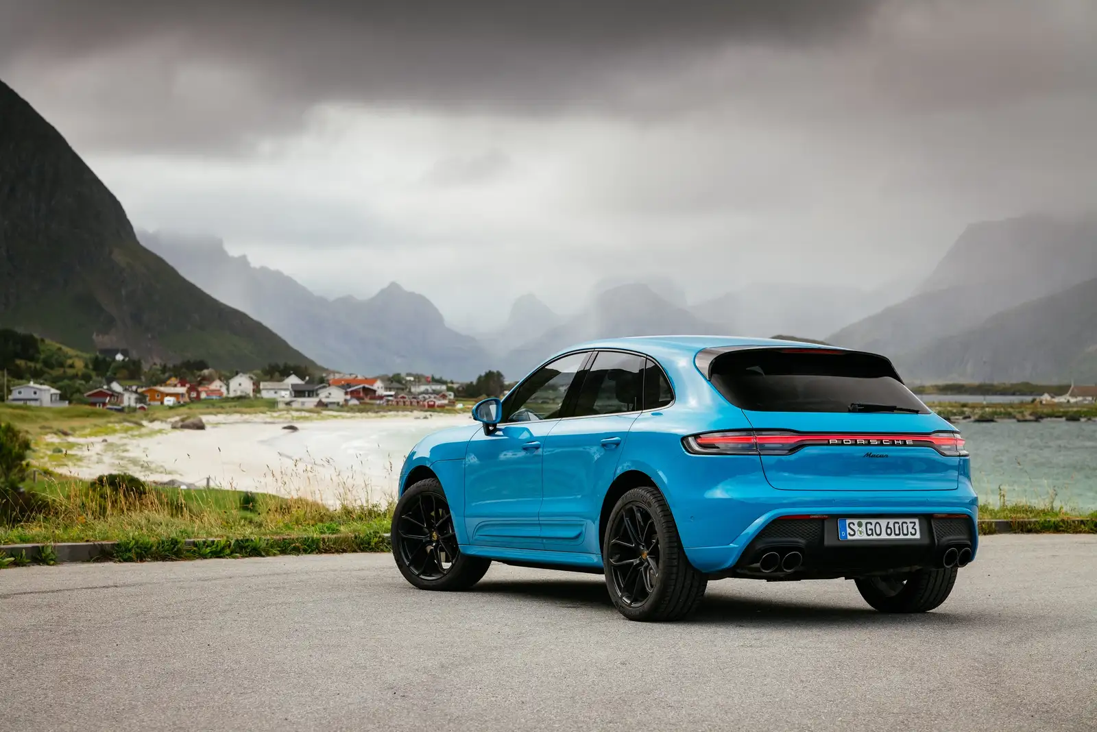 2022 Porsche Macan Base Model Base Trim - view 2