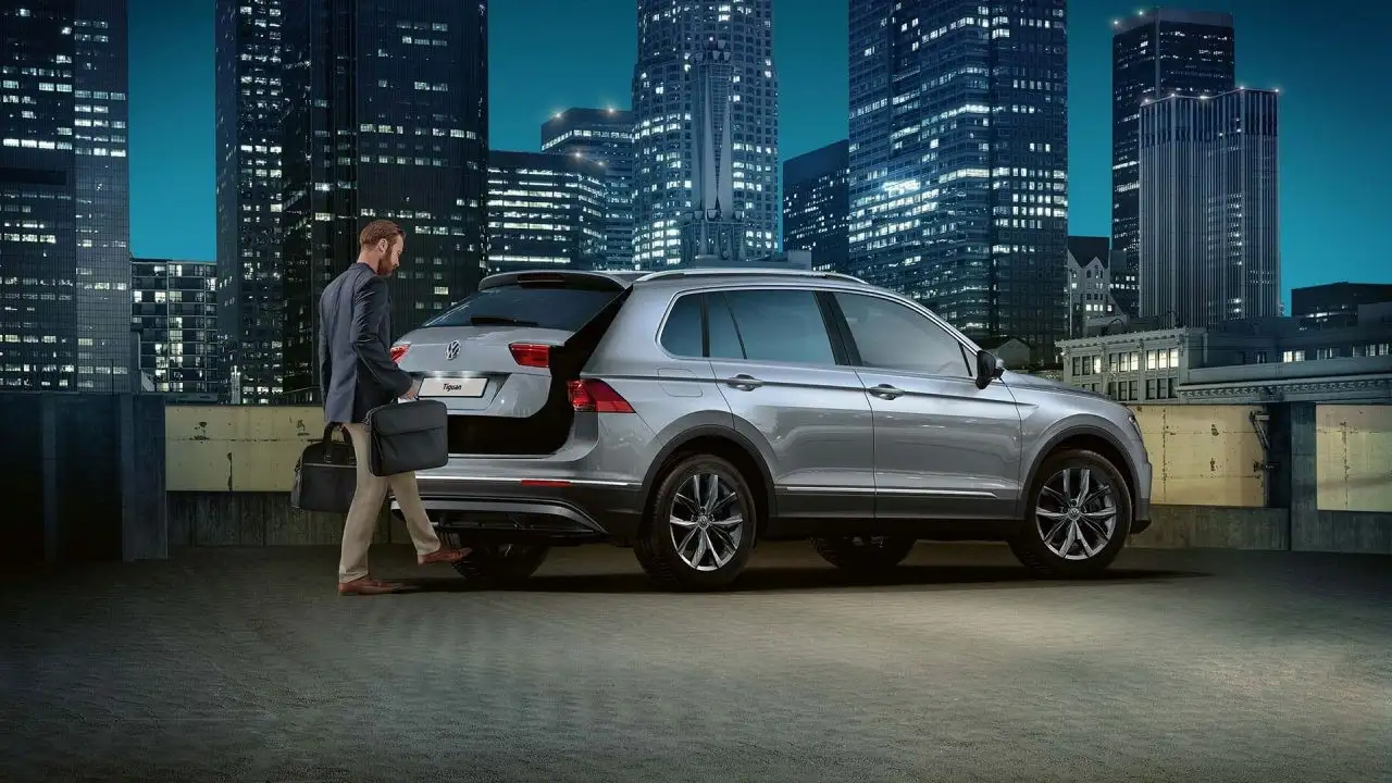 2020 Volkswagen Tiguan 2.0L TSI Sport - view 2