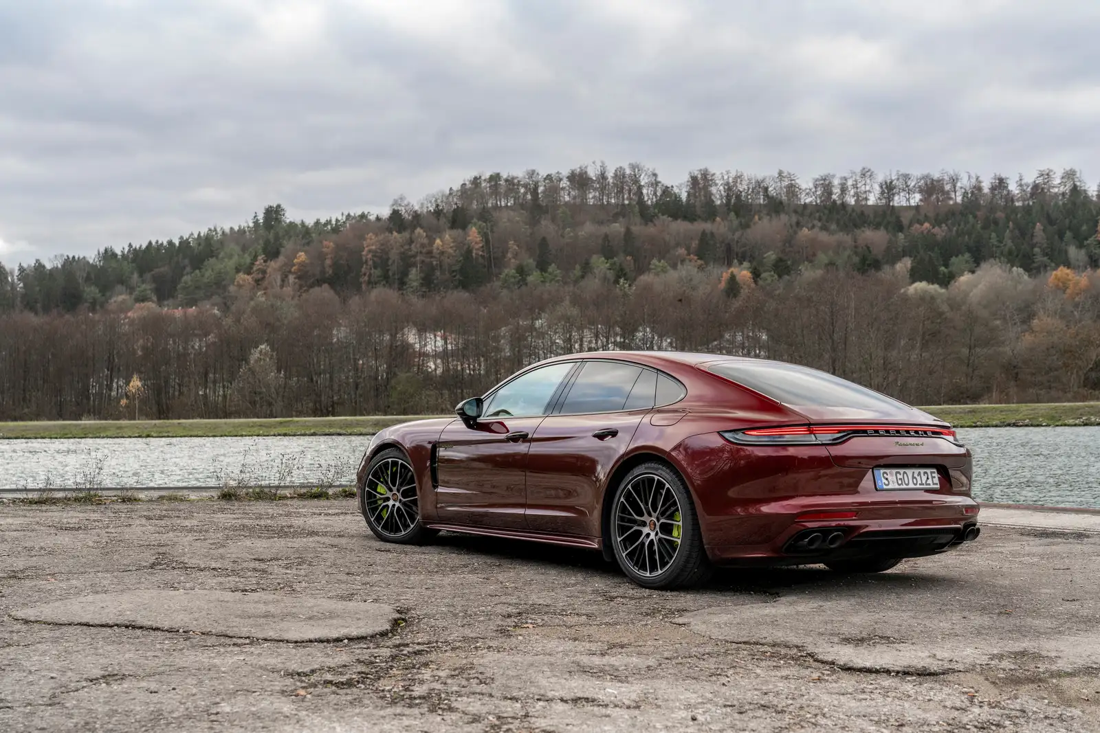 2022 Porsche Panamera 4 E-Hybrid Base Trim - view 2