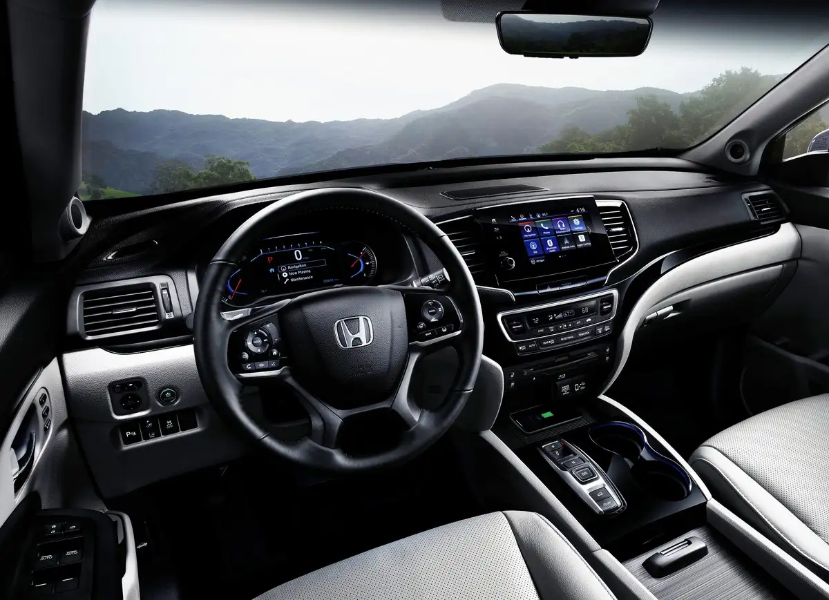 2020 Honda Pilot Touring 4WD - view 3