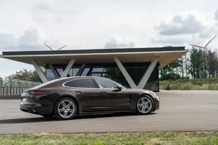 2022 Porsche Panamera 4 Base Trim - Image 3