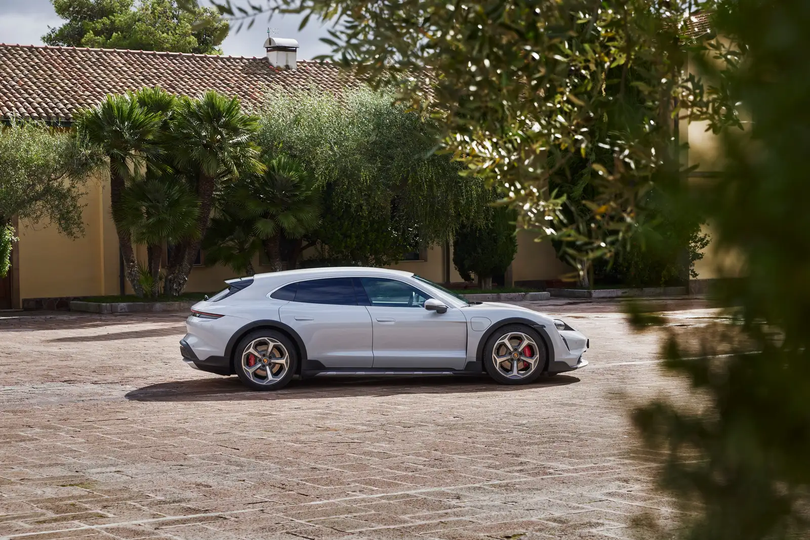 2022 Porsche Taycan 4 Cross Turismo Base Trim - view 3