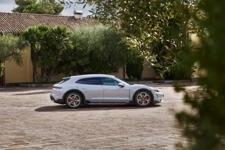 2022 Porsche Taycan 4 Cross Turismo Base Trim - Image 3