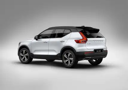 2022 Volvo XC40 T4 R Design - Image 2