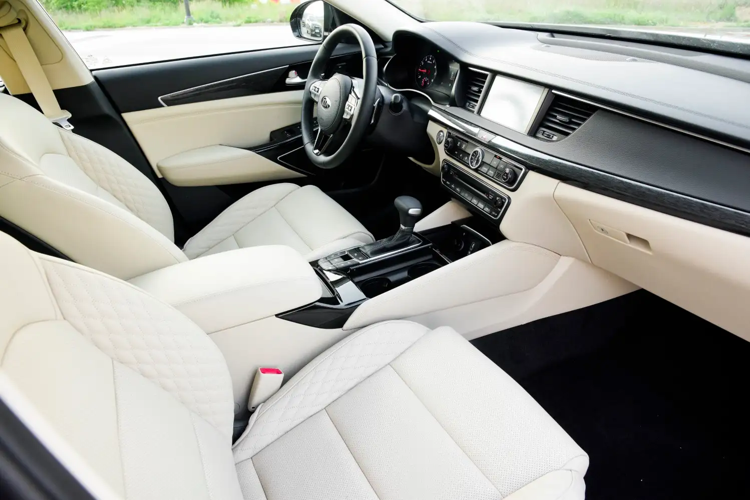 2019 Kia Cadenza LX - view 4