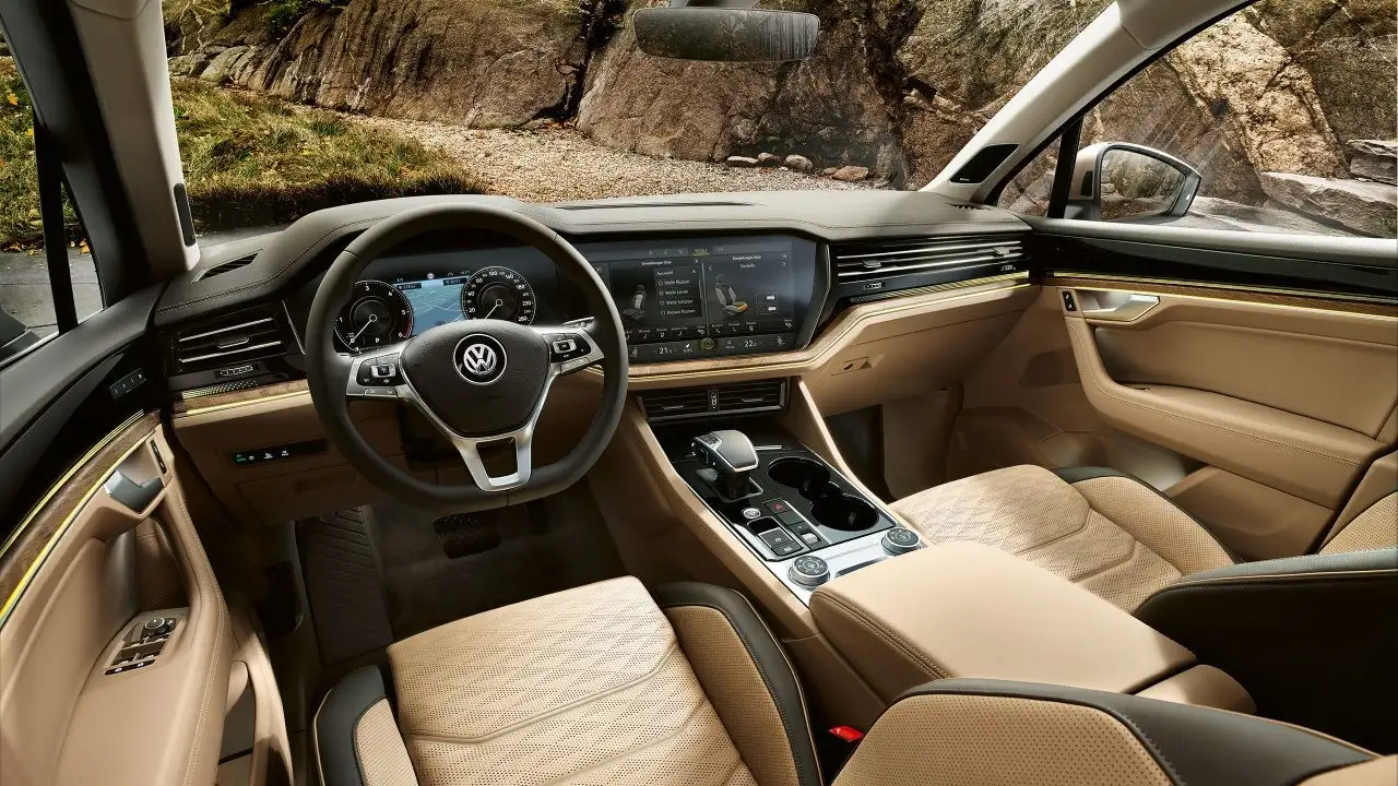2020 Volkswagen Touareg 2.0L Trendline - view 3