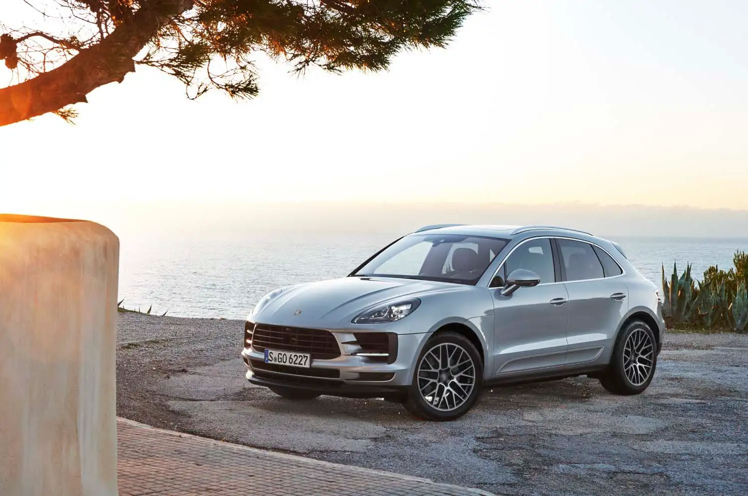 2022 Porsche Macan S Base Trim - view 3
