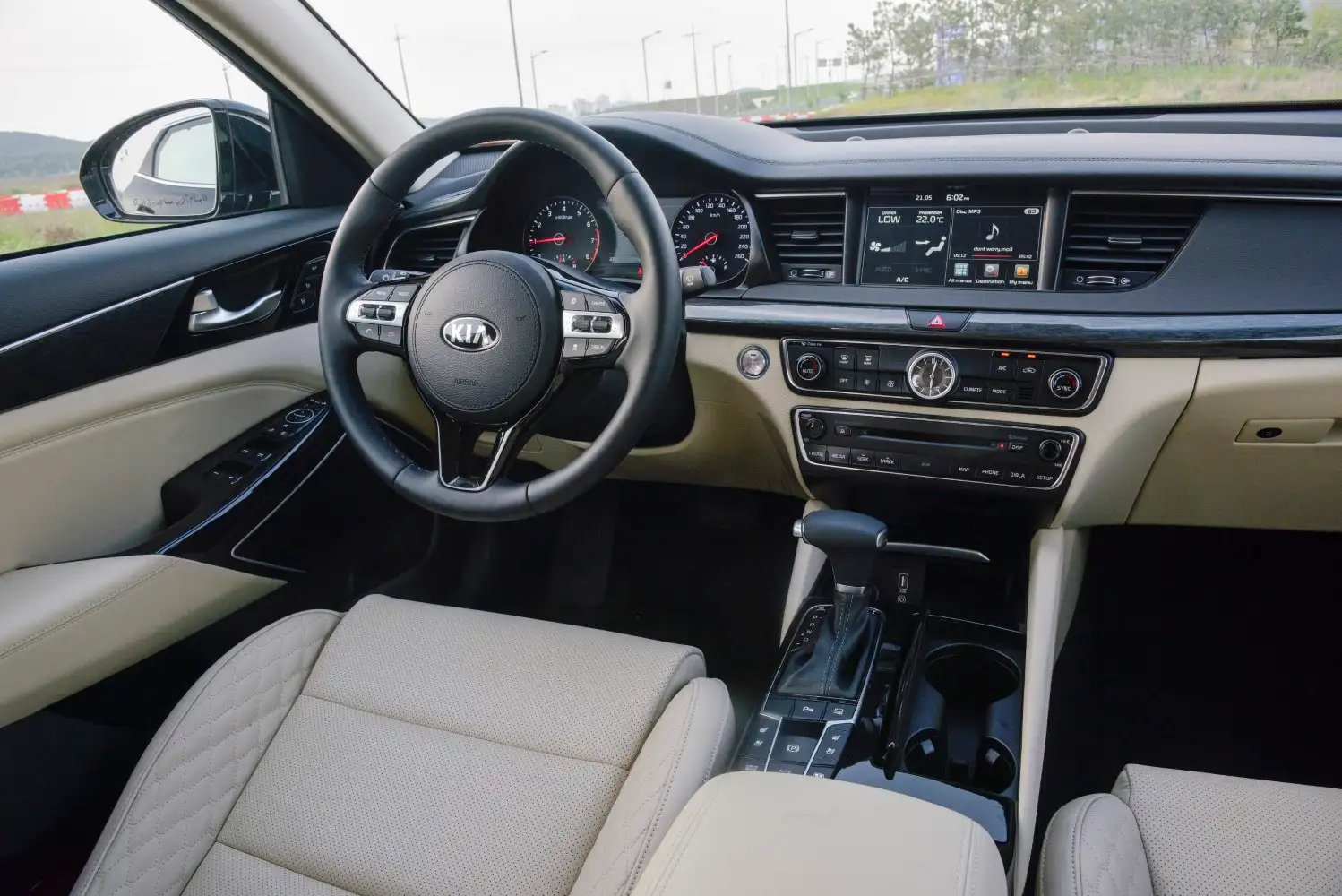 2019 Kia Cadenza LX - view 5