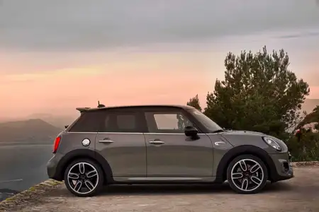 2022 MINI 5 Door Hatch Cooper S - Image 4