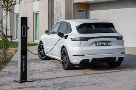 Porsche Cayenne Turbo S E-Hybrid Base Trim - Image 5