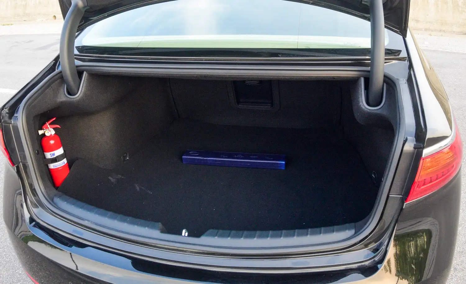 2019 Kia Cadenza LX - view 7