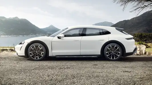 2022 Porsche Taycan Turbo Cross Turismo Base Trim - Image 3