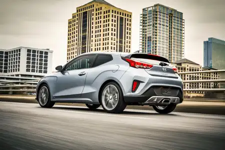 2021 Hyundai Veloster 2.0L - Image 2