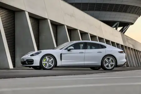 2022 Porsche Panamera 4S E-Hybrid Base Trim - Image 3