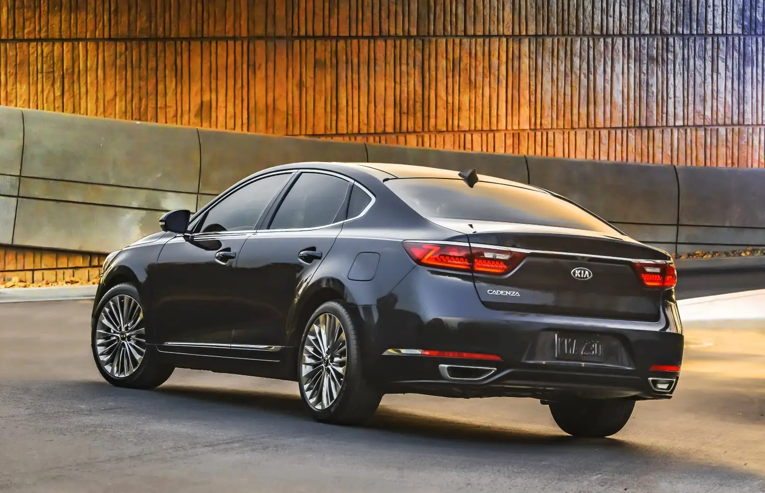 2019 Kia Cadenza LX - view 2