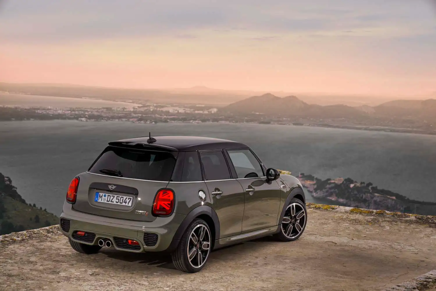 2022 MINI 5 Door Hatch Cooper S - view 3
