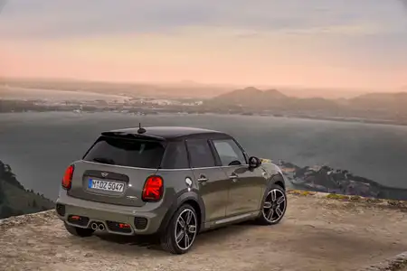 2022 MINI 5 Door Hatch Cooper S - Image 3