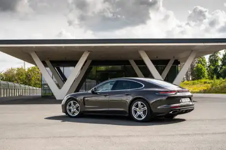 2022 Porsche Panamera 4 Base Trim - Image 2