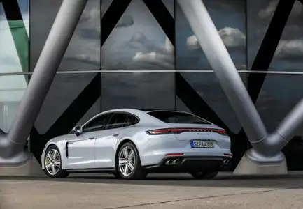 2022 Porsche Panamera 4S E-Hybrid Base Trim - Image 2
